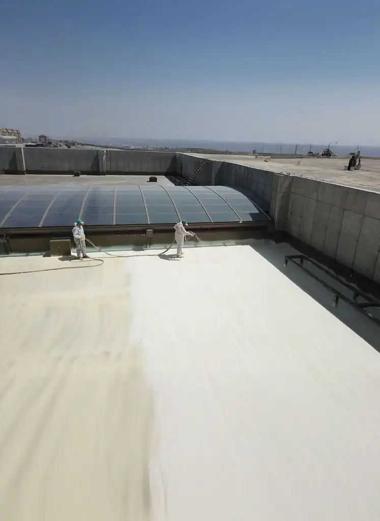 Fabrika çatı yalıtımı polyurea ve sprey poliüretan uygulaması